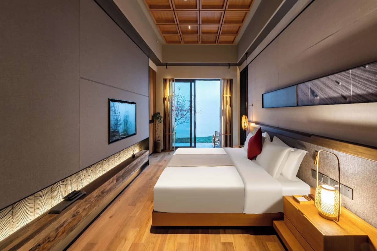 Suite Premier, pemandangan halaman | Minibar, meja kerja, tirai kedap cahaya, dan kedap suara