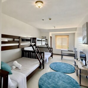 1 bedroom, WiFi, bed sheets - Spacious family-friendly apartment with Balcony! (Muntinlupa)