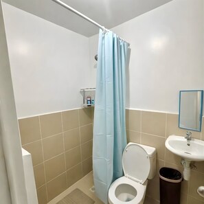 Regadera, toallas, jabón, papel de baño 