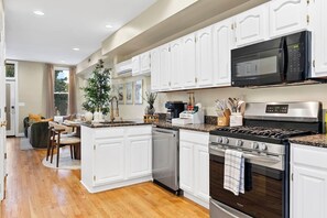 Fridge, microwave, oven, stovetop - 4BR Rowhouse w/Rooftop, Private Patio Hot Tub,Near Convention Center & Metro (Washington)