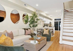 Smart TV - 4BR Rowhouse w/Rooftop, Private Patio Hot Tub,Near Convention Center & Metro (Washington)