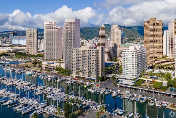 Marina - Waikiki Retreat ~ Steps to the Beach ~ Sleeps 4 ~ Free Parking ~ Full Amenities (Honolulu)