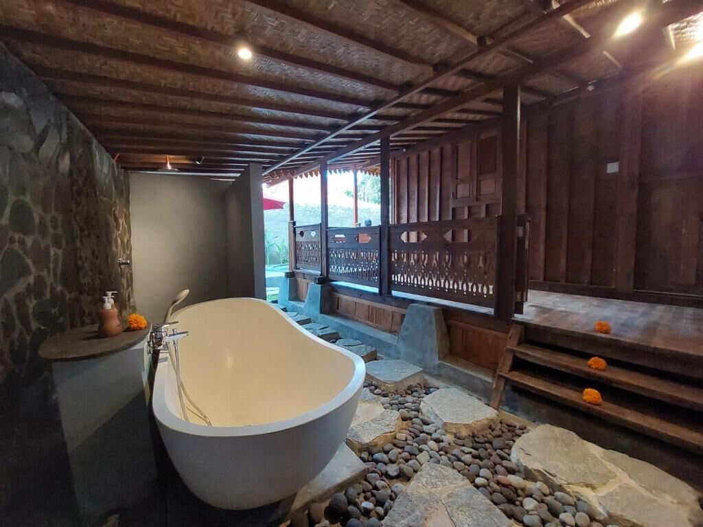 Deluxe Villa, Pool View | Deep soaking bathtub