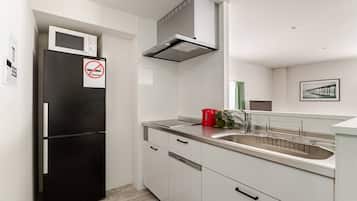 Full-size fridge, microwave, stovetop, cookware/dishes/utensils