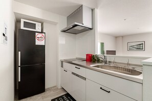 Geladeira grande, micro-ondas, cooktop