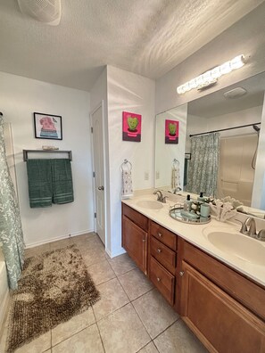 Towels, toilet paper - Cozy 3-bedroom house in Norman with game room (Norman)