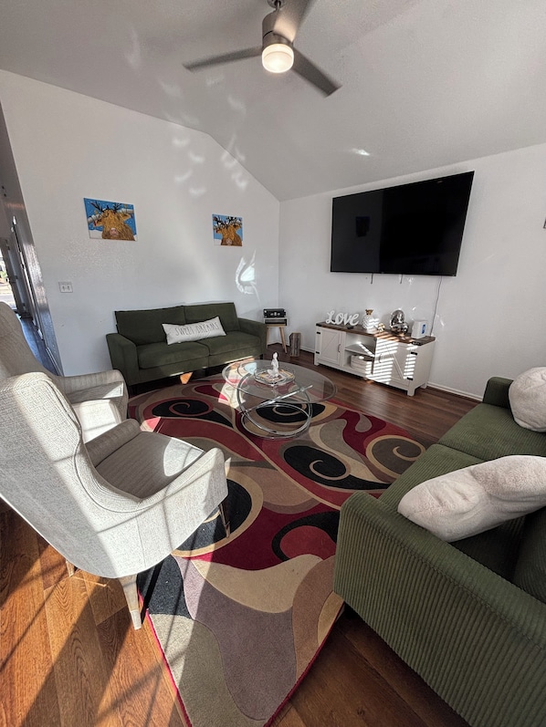 TV - Cozy 3-bedroom house in Norman with game room (Norman)