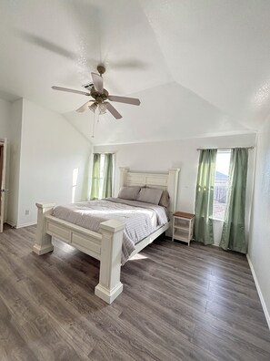 3 bedrooms, iron/ironing board, WiFi, bed sheets - Cozy 3-bedroom house in Norman with game room (Norman)