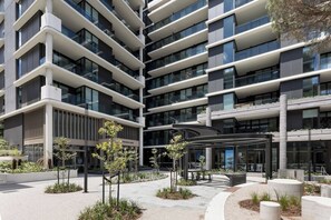 Exterior - Free parking - trackside apartment with pool, gym (Moonee Ponds)