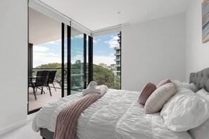 Iron/ironing board, WiFi, bed sheets - Free parking - trackside apartment with pool, gym (Moonee Ponds)