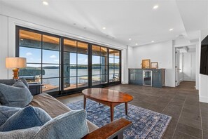 Smart TV, chimenea y libros