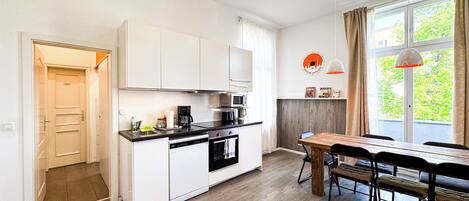 Réfrigérateur, micro-ondes, four, plaque de cuisson