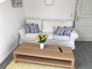 TV, offices - Large Apartment in Green Pankow - GR2 (Berlin)