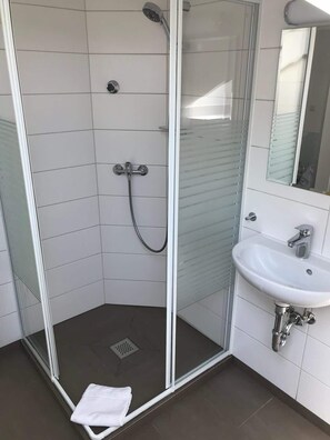 Shower, hair dryer, towels, soap - Large Apartment in Green Pankow - GR2 (Berlin)