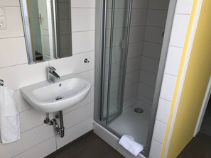 Shower, hair dryer, towels, soap - Large Apartment in Green Pankow - GR2 (Berlin)