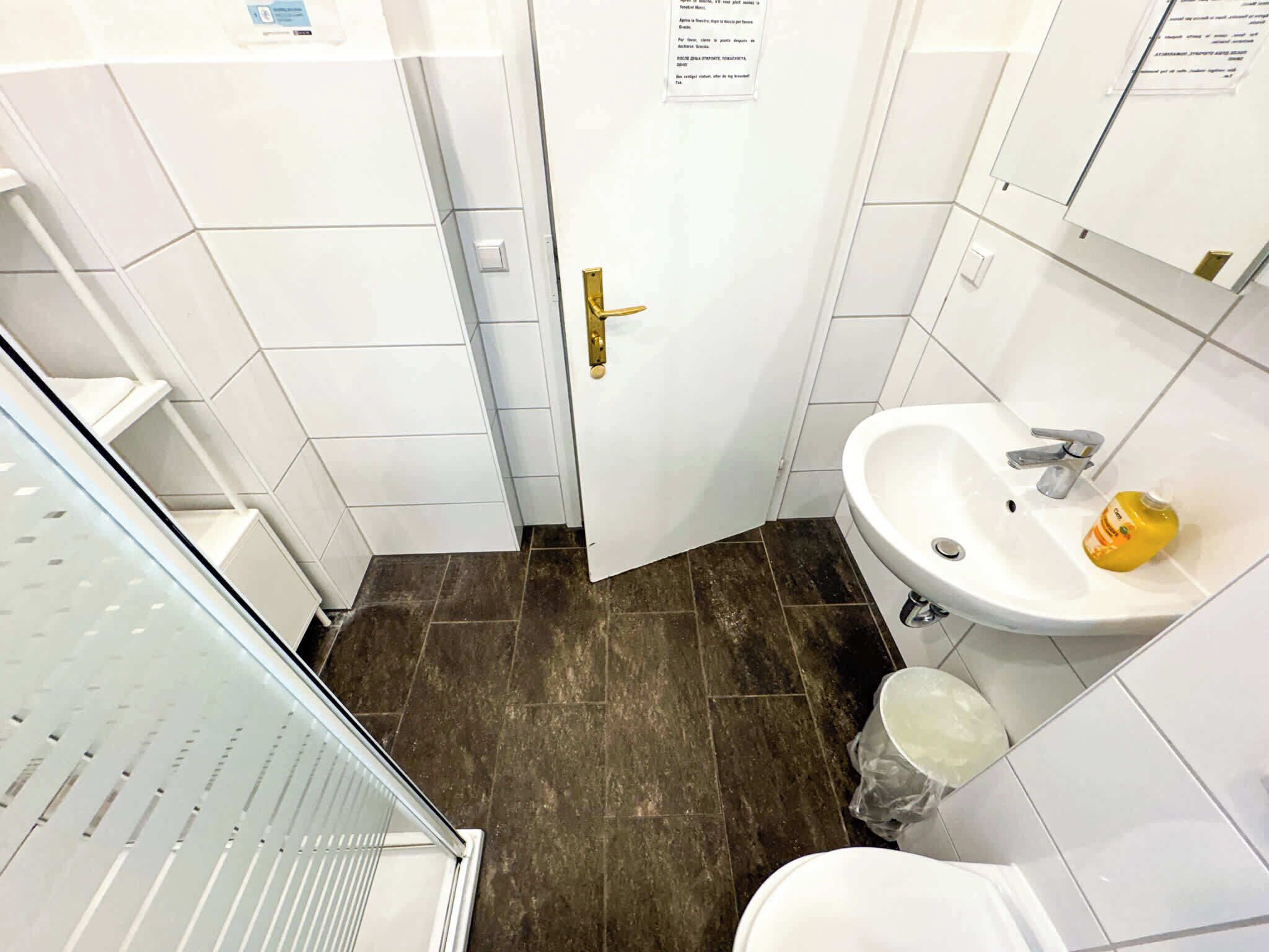 Ein Badezimmer mit Waschbecken, Toilette und Duschbereich.