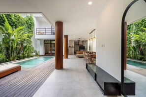 Villa | Living area | 32-inch Smart TV with digital channels - Green Moon Villa by Betterplace (Canggu)