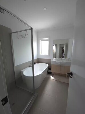 Shower, hair dryer, towels, soap - Relax and Unwind in Lara (Lara)