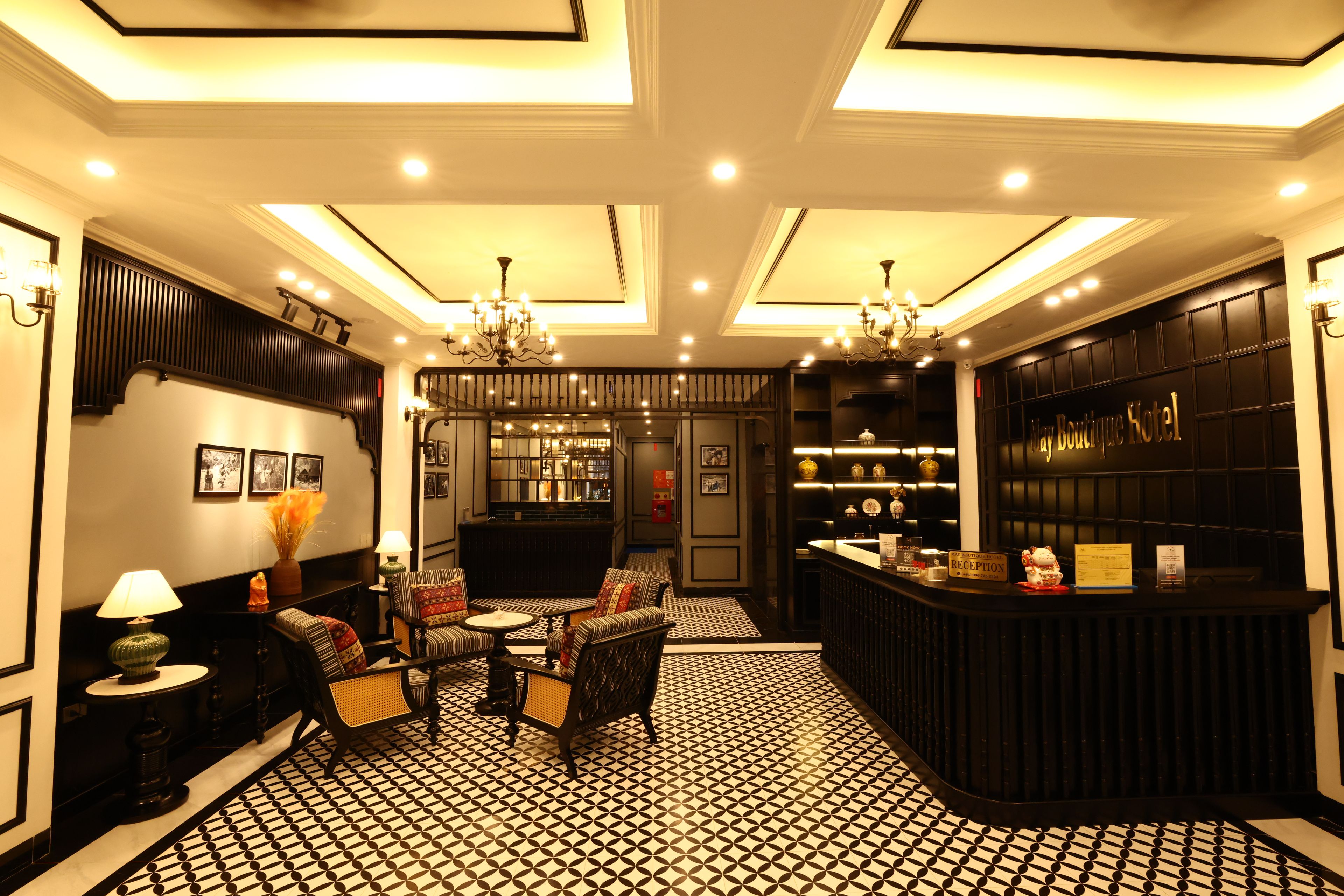 Un hall d’hôtel comprenant un comptoir d’accueil, un espace salon et un bar.