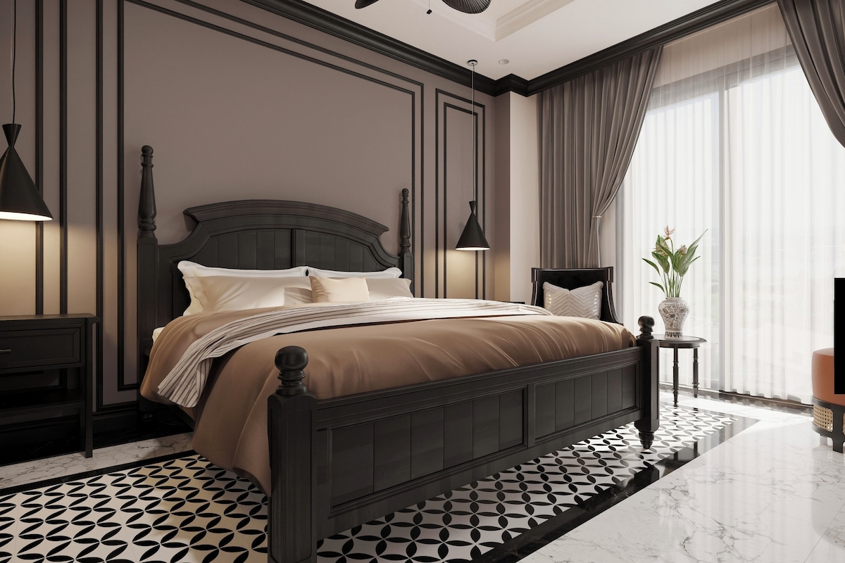 Une chambre à coucher moderne avec un grand lit, une tête de lit en bois foncé et un sol à motifs.