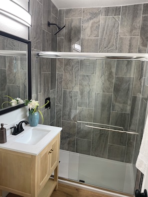 Dusche, Haartrockner, Handtücher, Seife
