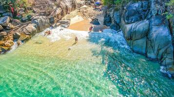 Nära stranden och vit sandstrand