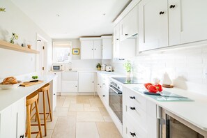 Fridge, microwave, dishwasher - 2 Truman Lodge, Thorpeness (Thorpeness)