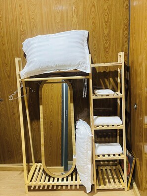 Biancheria da letto ipoallergenica, una scrivania, postazione laptop