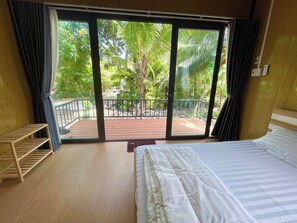 Schreibtisch, laptopgeeigneter Arbeitsplatz, kostenloses WLAN