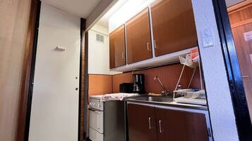 Refrigerador, microondas, utensilios de cocina