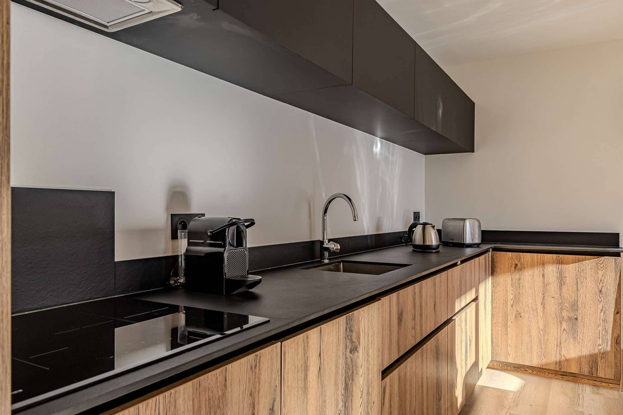 Réfrigérateur, lave-vaisselle, cafetière/bouilloire, grille-pain