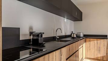 Réfrigérateur, lave-vaisselle, cafetiÚre/bouilloire, grille-pain