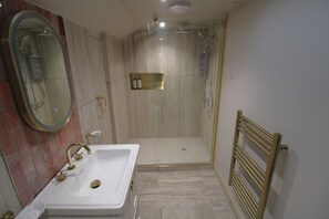 Douche, sèche-cheveux, serviettes fournies