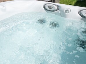 Bañera de hidromasaje al aire libre