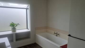 Assecador de cabells, tovalloles, sabó i paper higiènic