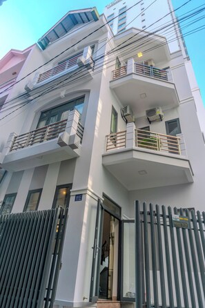 Exterior - Aura Luxury Homestay  4-Bedrooms balcony CityCenter near Beach (Nha Trang)