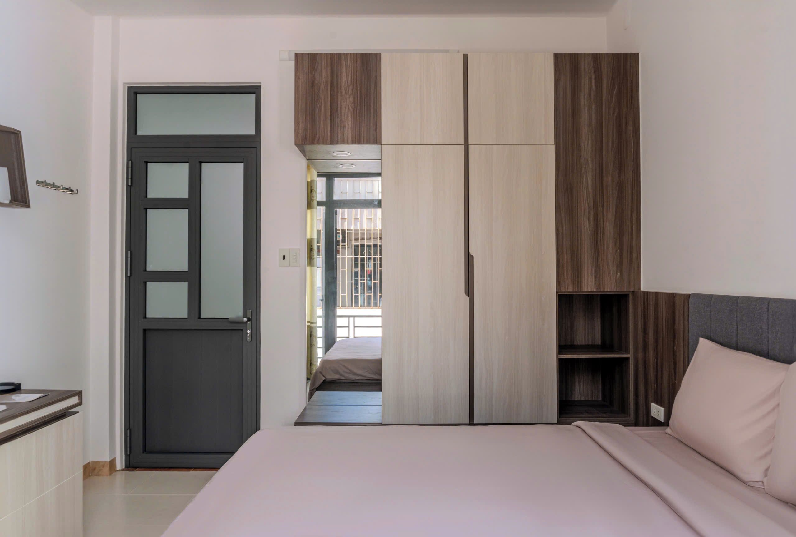 Tabla de planchar con plancha y acceso a internet 