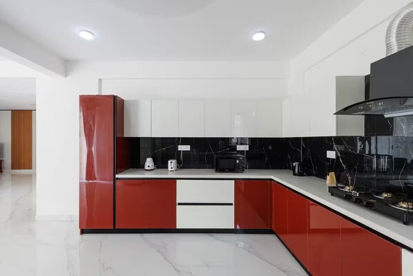 Apartment (2 Bedrooms) | Private kitchen | Microwave, blender, cookware/dishes/utensils
