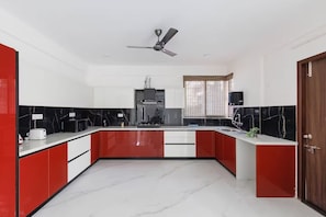 Apartment (2 Bedrooms) | Private kitchen | Microwave, blender, cookware/dishes/utensils - Casa Miro by Red Olive 4bhk Hebbal Bangalore (Bengaluru)