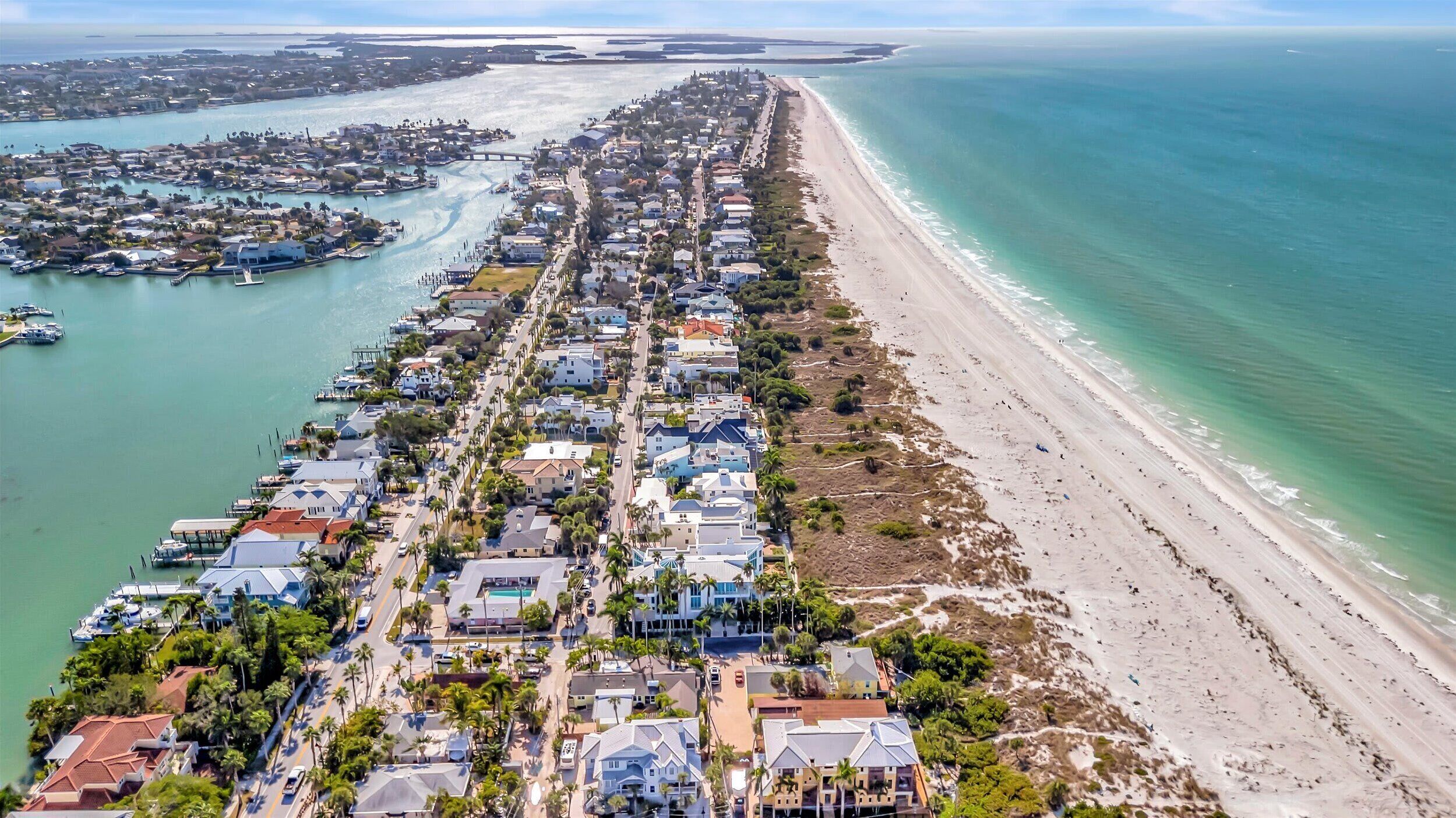 Nær stranden og hvit sand