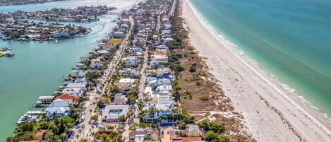 Ubicación cercana a la playa y arena blanca