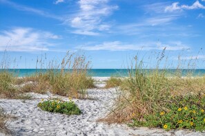 Beach nearby, white sand - Pass A Grille (St. Pete Beach)