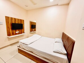 Premium bedding, desk, free WiFi, bed sheets - Premium Hotel A Palace near Main Temple (Ujjain)