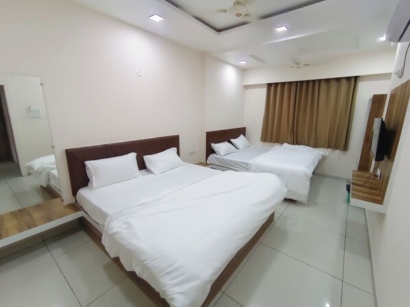Premium bedding, desk, free WiFi, bed sheets - Premium Hotel A Palace near Main Temple (Ujjain)