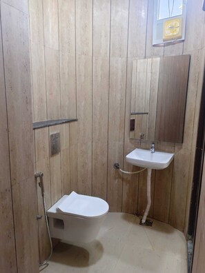 Shower, rainfall showerhead, free toiletries, bidet - Premium Hotel A Palace near Main Temple (Ujjain)