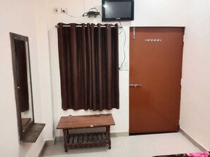 Standard Room | Rollaway beds, free WiFi, bed sheets - Manglam Guest House (Varanasi)