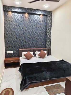 Deluxe Room | Rollaway beds, free WiFi, bed sheets - Manglam Guest House (Varanasi)