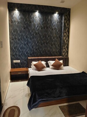Deluxe Room | Rollaway beds, free WiFi, bed sheets - Manglam Guest House (Varanasi)