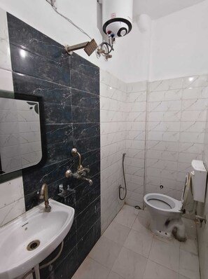 Standard Room | Bathroom - Manglam Guest House (Varanasi)