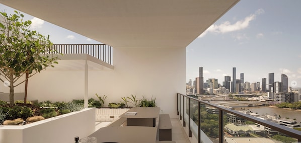 Outdoor dining - Sleek City Living at The Manning, Milton (Milton)